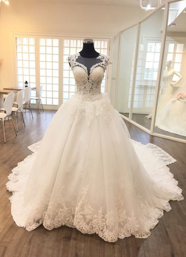 Ball-gown/princess Sweetheart Sleeveless Chapel Train Tulle Wedding Dress With Appliqued Lace